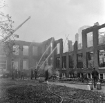127241 Afbeelding van het nablussen van het afgebrande complex van de Evangelische Broedergemeente aan het Broederplein ...